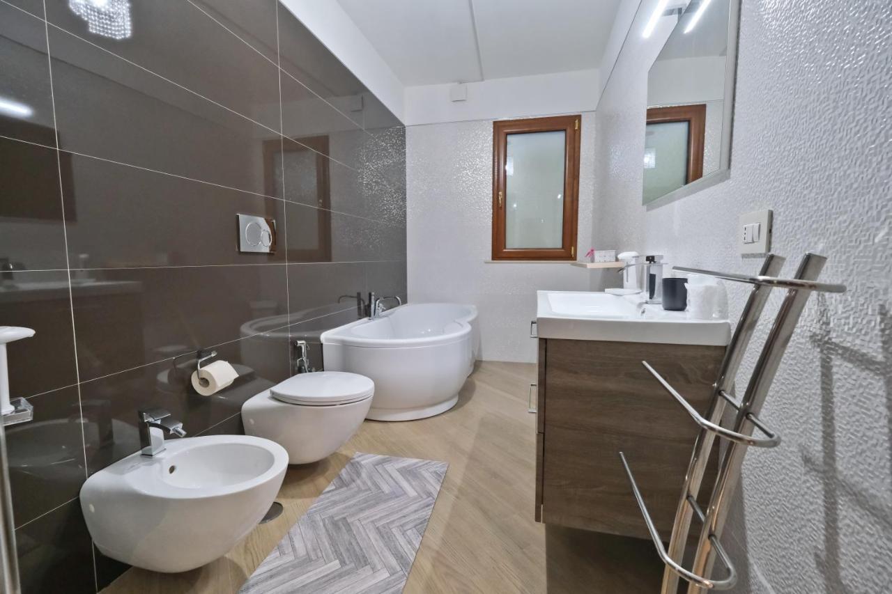 Ferienwohnung Modern House - 5 Stelle - Posto Auto Privato Brindisi Exterior foto